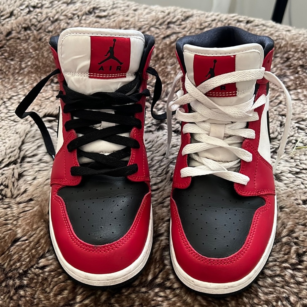 Mid Jordan 1 kids size 6